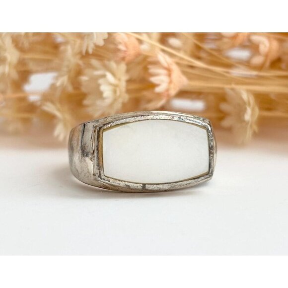 Mother of Pearl Sterling Silver Vintage Cabochon Minimalist Ring - sz 8.25 - Picture 1 of 10
